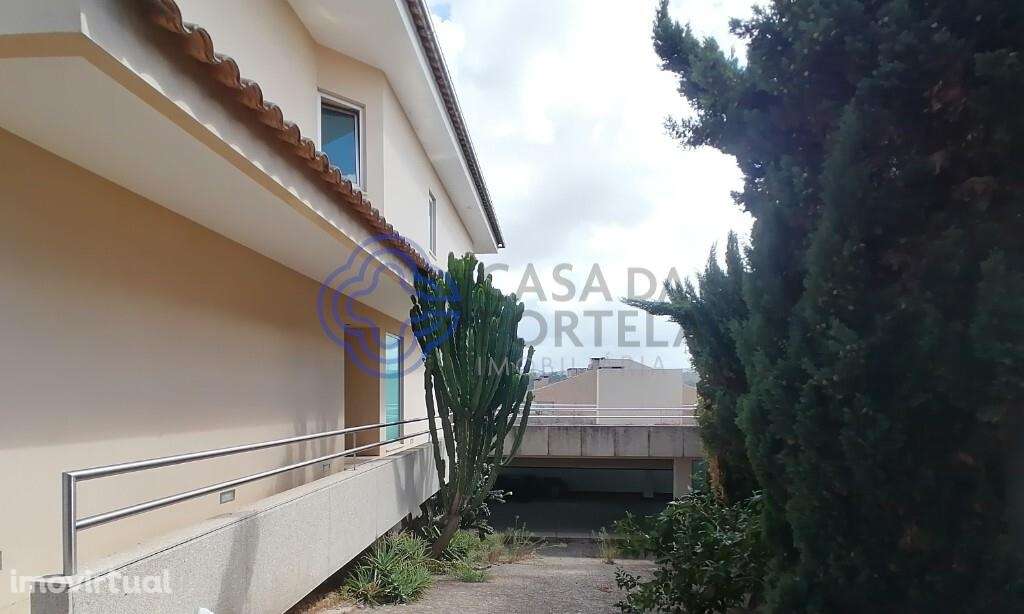 Moradia T3 de  Luxo em condomínio com piscina em São João da Madeira - Grande imagem: 3/46