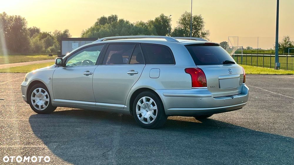 Toyota Avensis 1.8 VVT-i Sol - 2