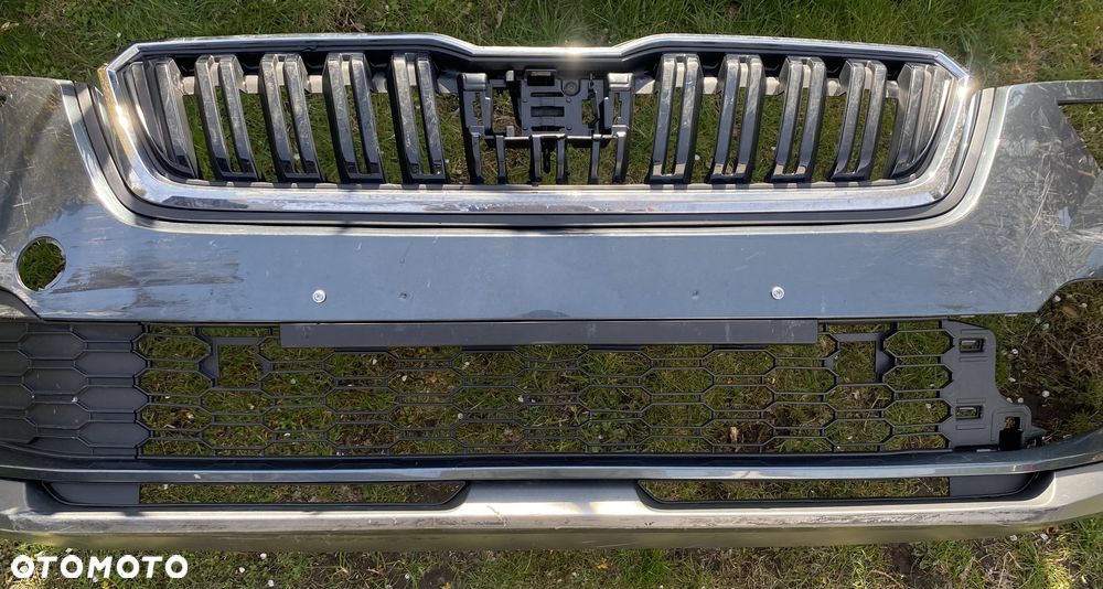 SKODA KAMIQ zderzak przedni przód metal grau