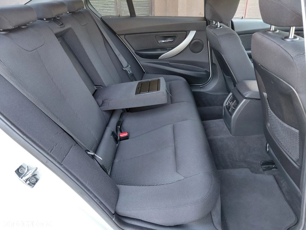 BMW Seria 3 320i Sport Line - 10