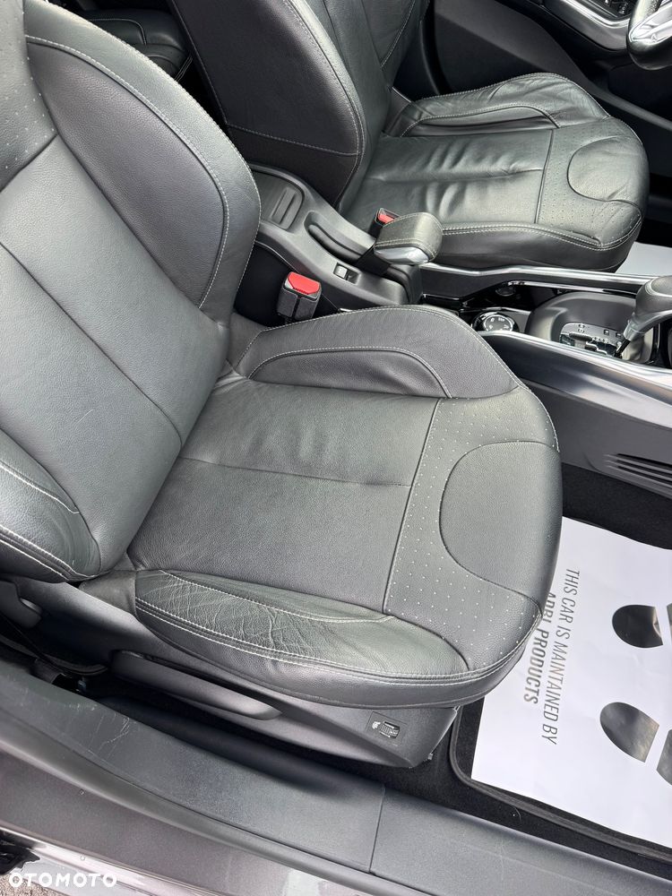 Peugeot 2008 1.2 Pure Tech GPF Signature S&S EAT6 - 31