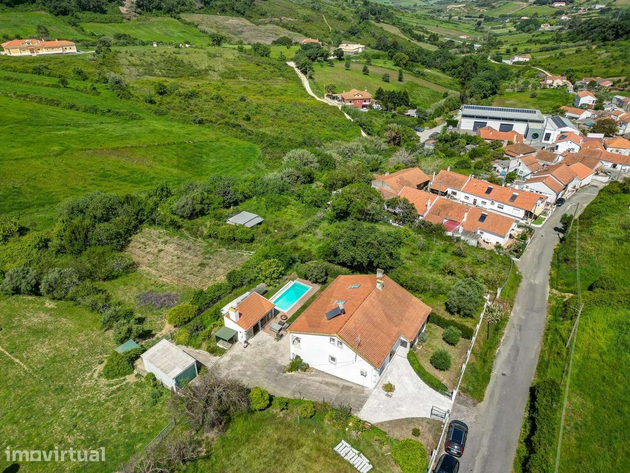 Moradia T4 na Zona Oeste com Piscina de Água Salgada e Jardim - Grande imagem: 2/49