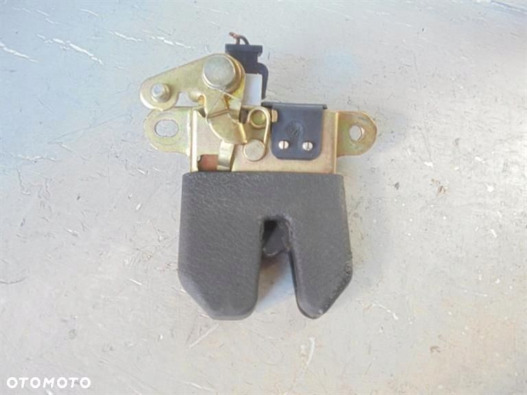 VOLKSWAGEN BORA ZAMEK TYLNEJ KLAPY 1J5827505D - 1