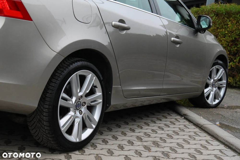 Volvo V60 D5 Summum - 19