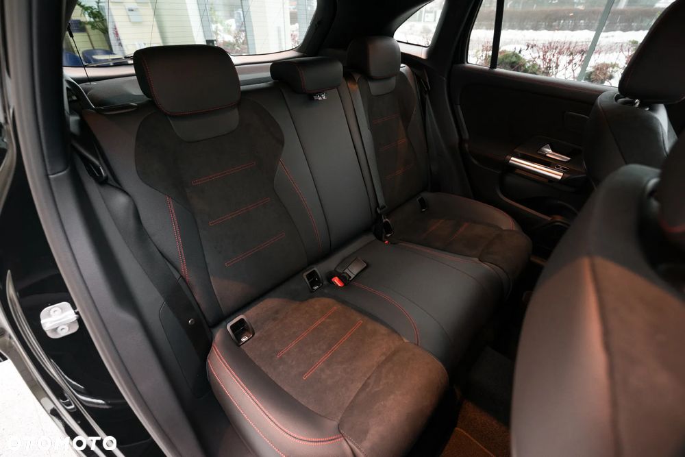 Mercedes-Benz GLA 200 d 4-Matic AMG Line - 11