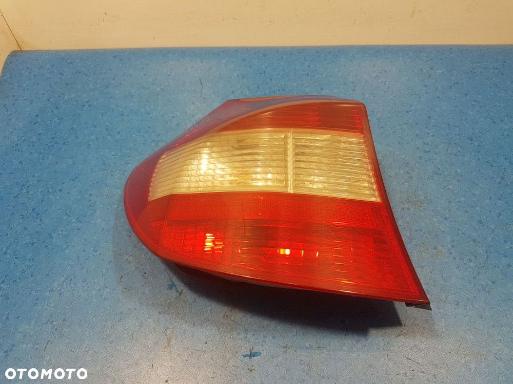 BMW 1 E87  LAMPA TYŁ LEWA ZEWNĘTRZNA - 2