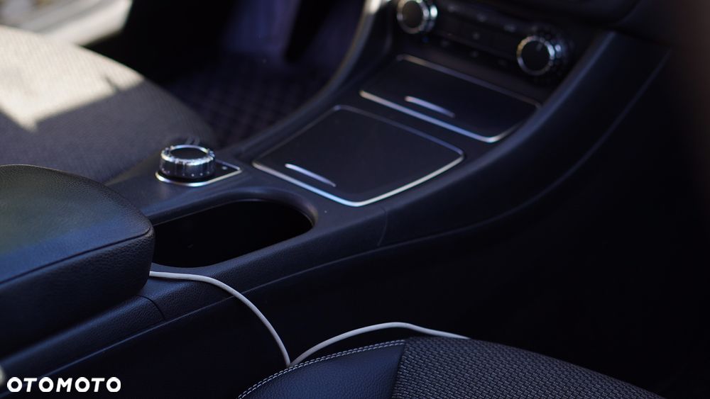 Mercedes-Benz CLA 180 7G-DCT - 20