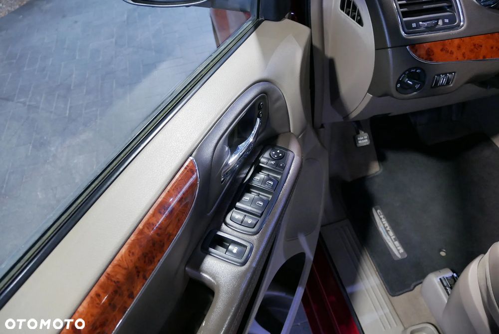 Chrysler Town & Country 3.6 Limited - 35