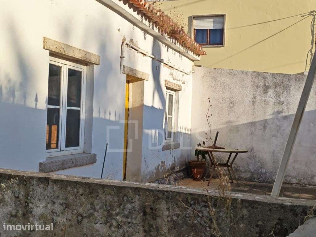 Moradia T3 em Cascais para reabilitação total, com projeto aprovado - Grande imagem: 2/24