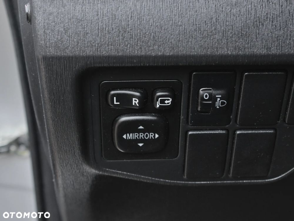 Toyota Prius (Hybrid) Life - 25