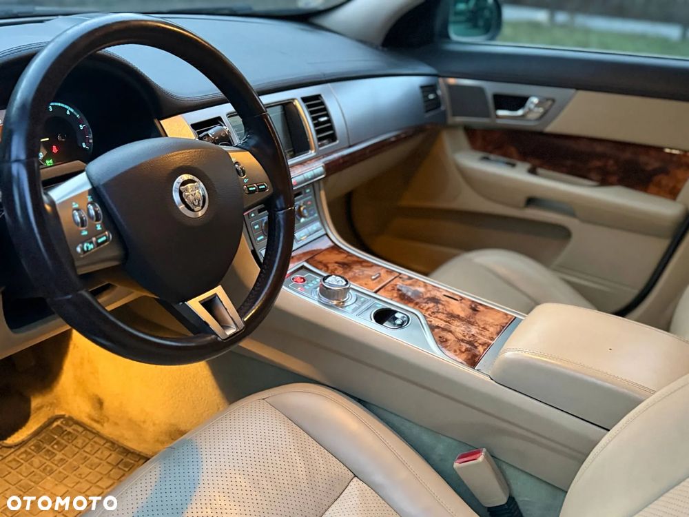 Jaguar XF 2.7 V6 D Premium Luxury - 5