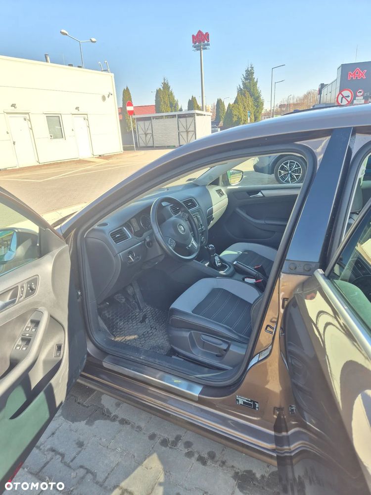 Volkswagen Jetta 2.0 TDI Highline - 6