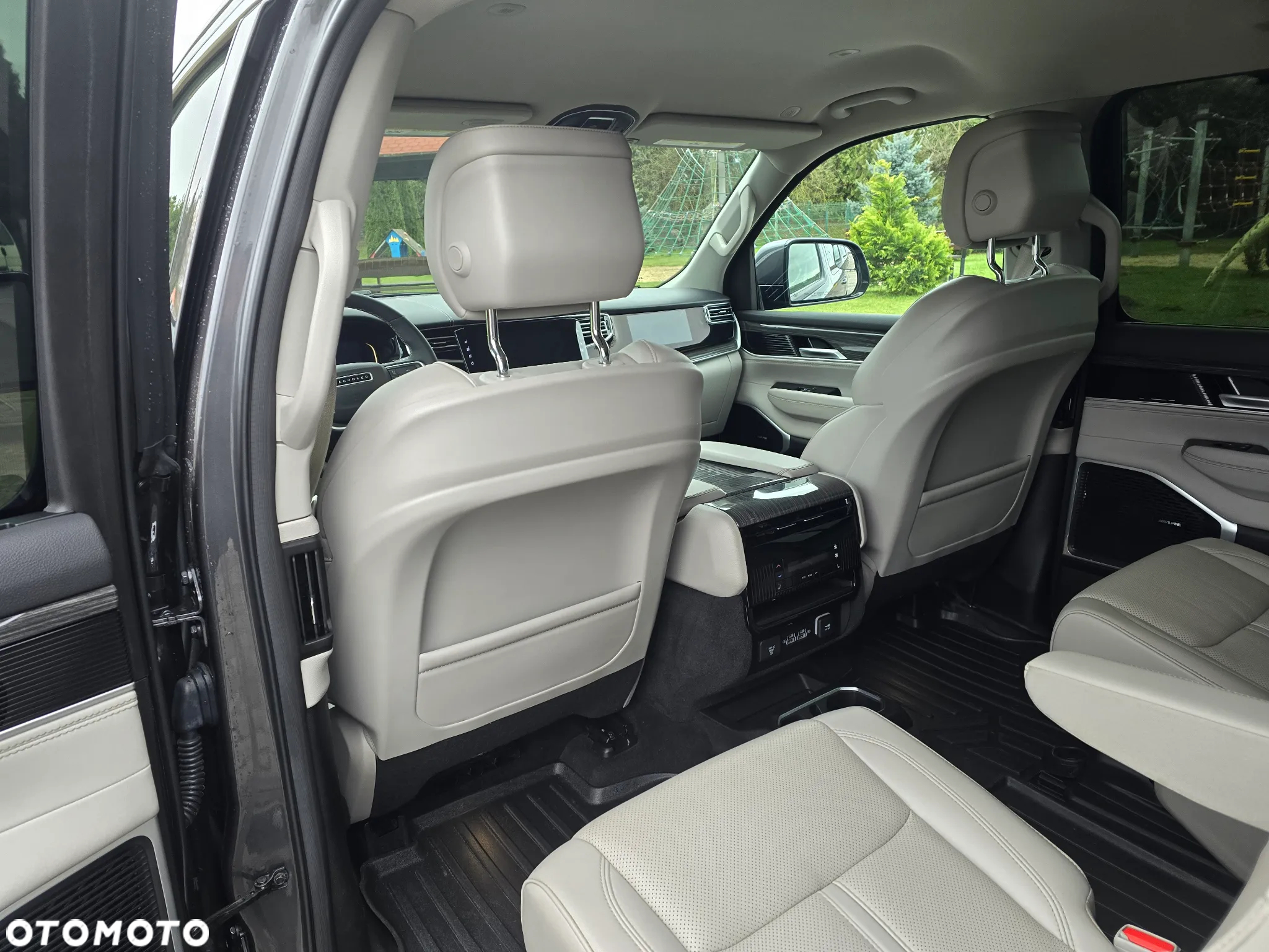 Jeep Wagoneer - 32