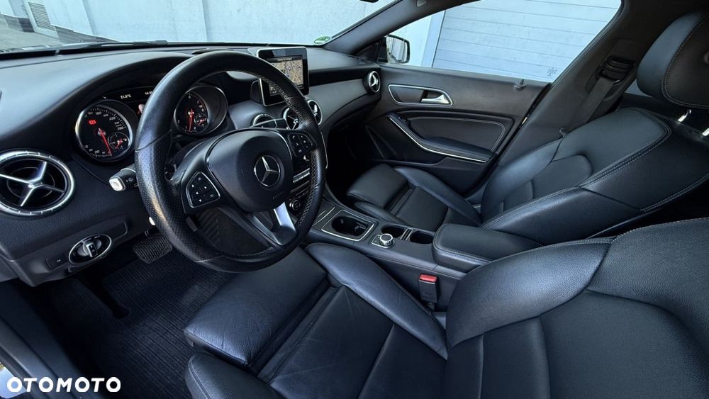 Mercedes-Benz CLA 200 7G-DCT Urban - 15