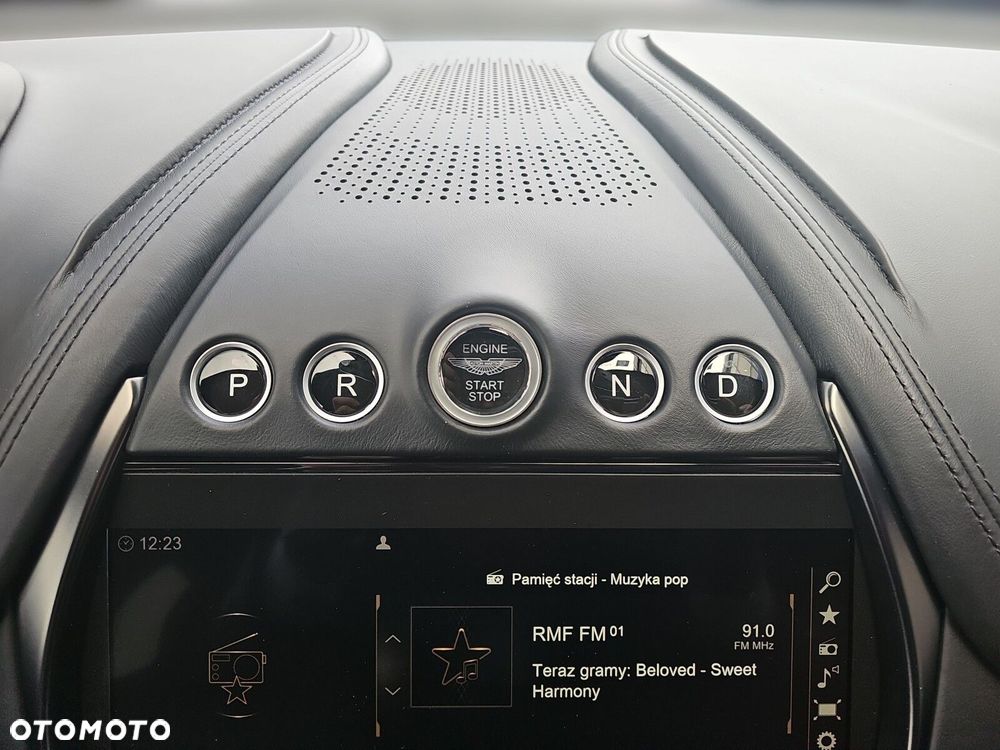 Aston Martin DBX - 26