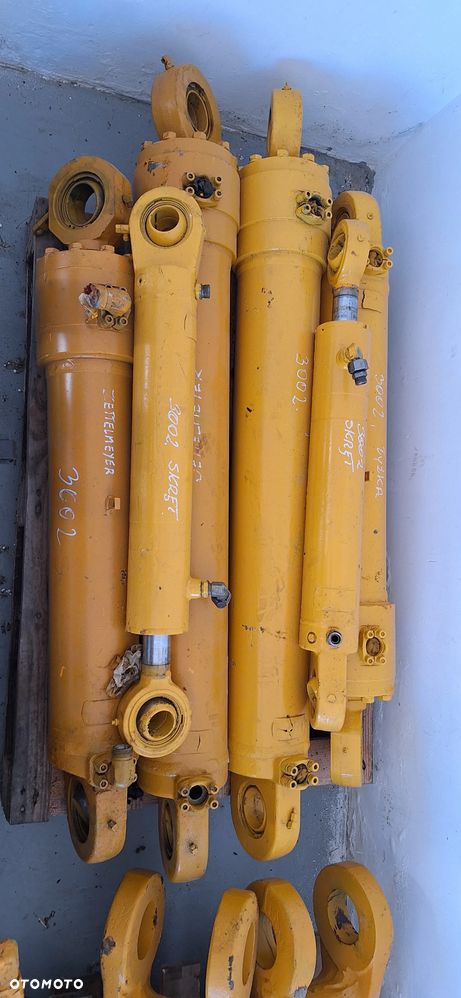 Siłownik hydrauliczny do ładowarki Case 821 - 3