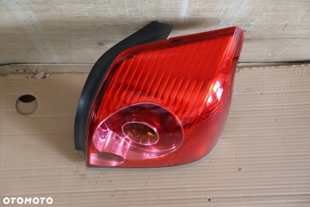 TOYOTA AVENSIS II T25 03-06 SEDAN LAMPA LEWA TYŁ TYLNA EUROPA - 2