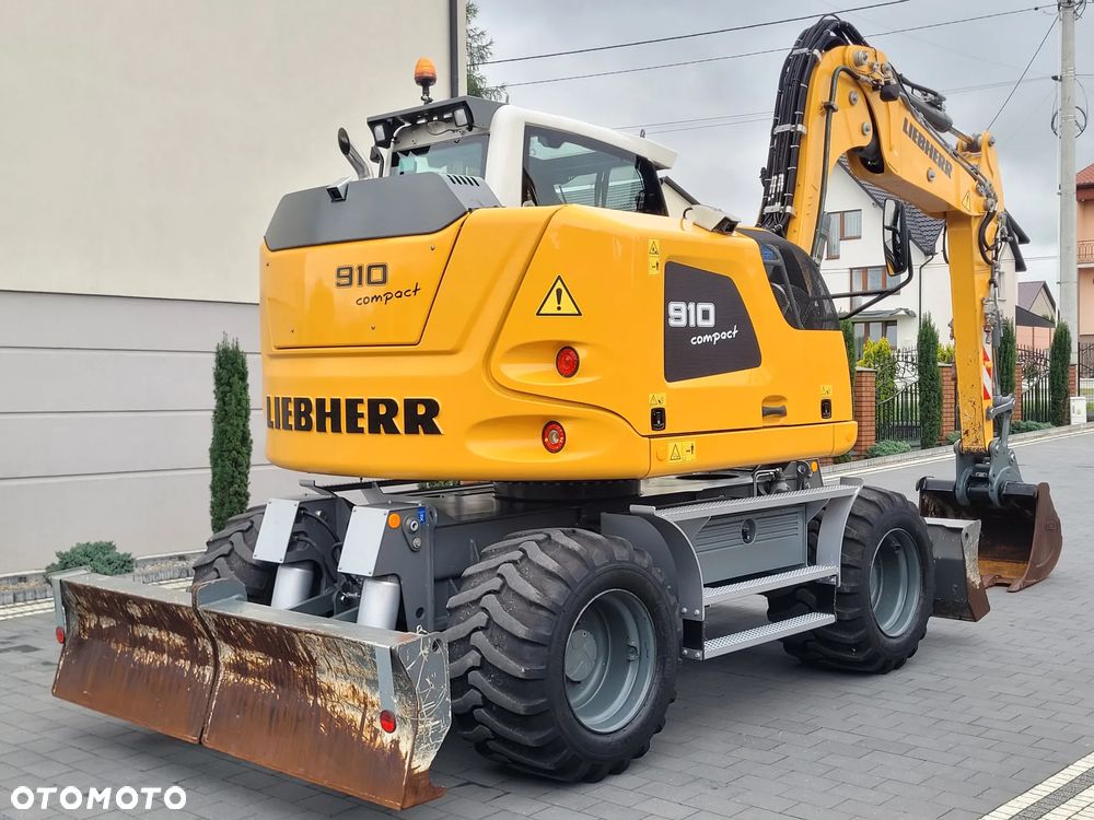 Liebherr A910 compact / 3 łyżki + widły / 2018rok / 2 x pług / - 4