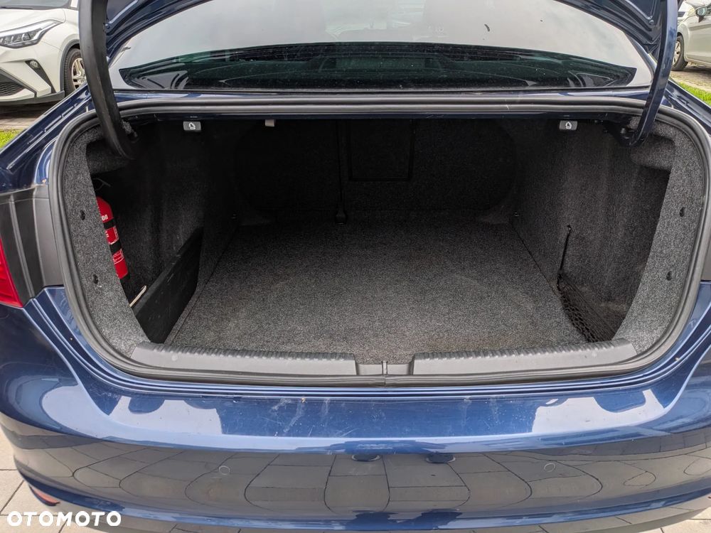 Volkswagen Jetta 2.0 TDI Highline - 19