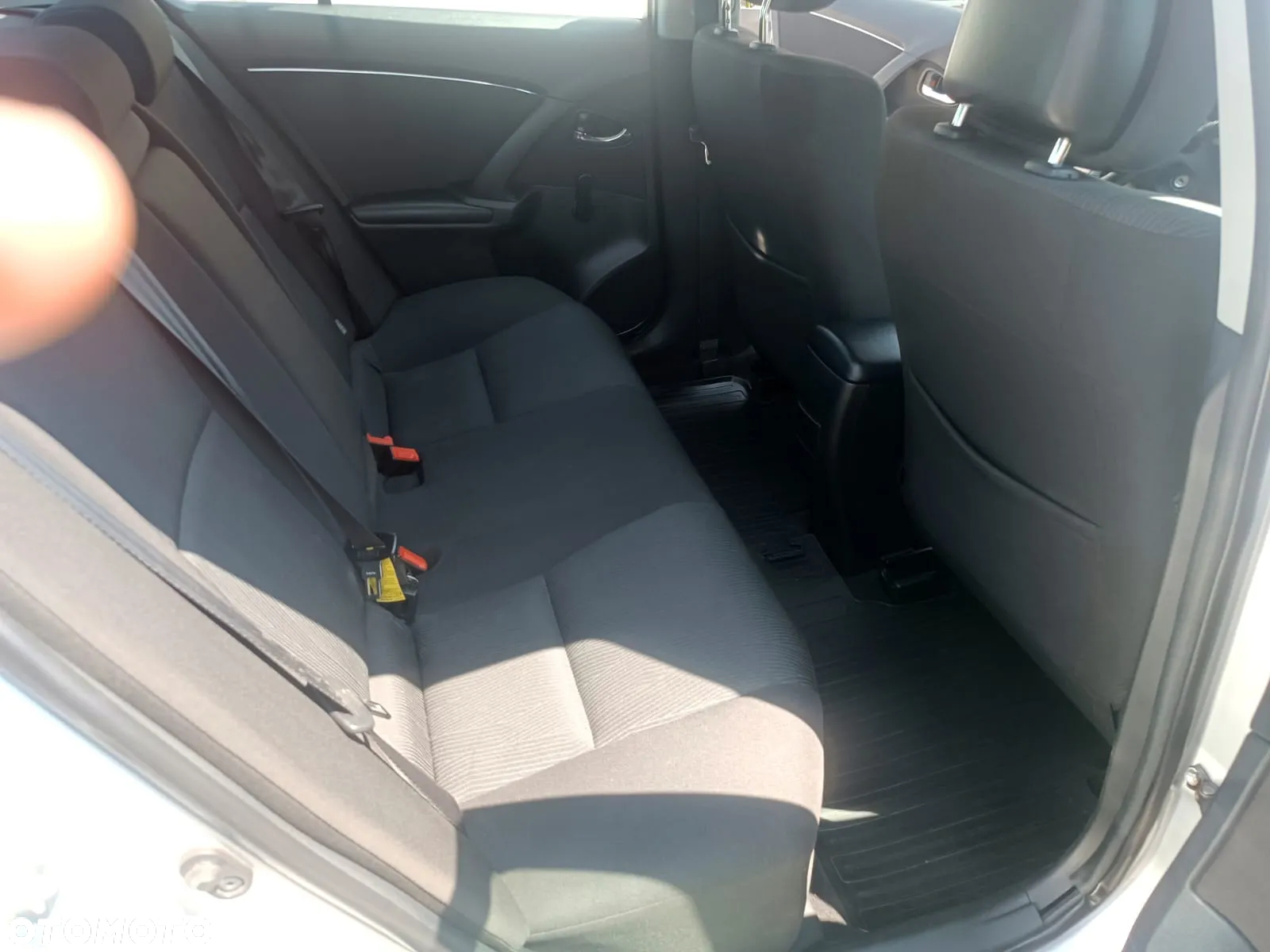 Toyota Avensis 1.6 Premium - 10