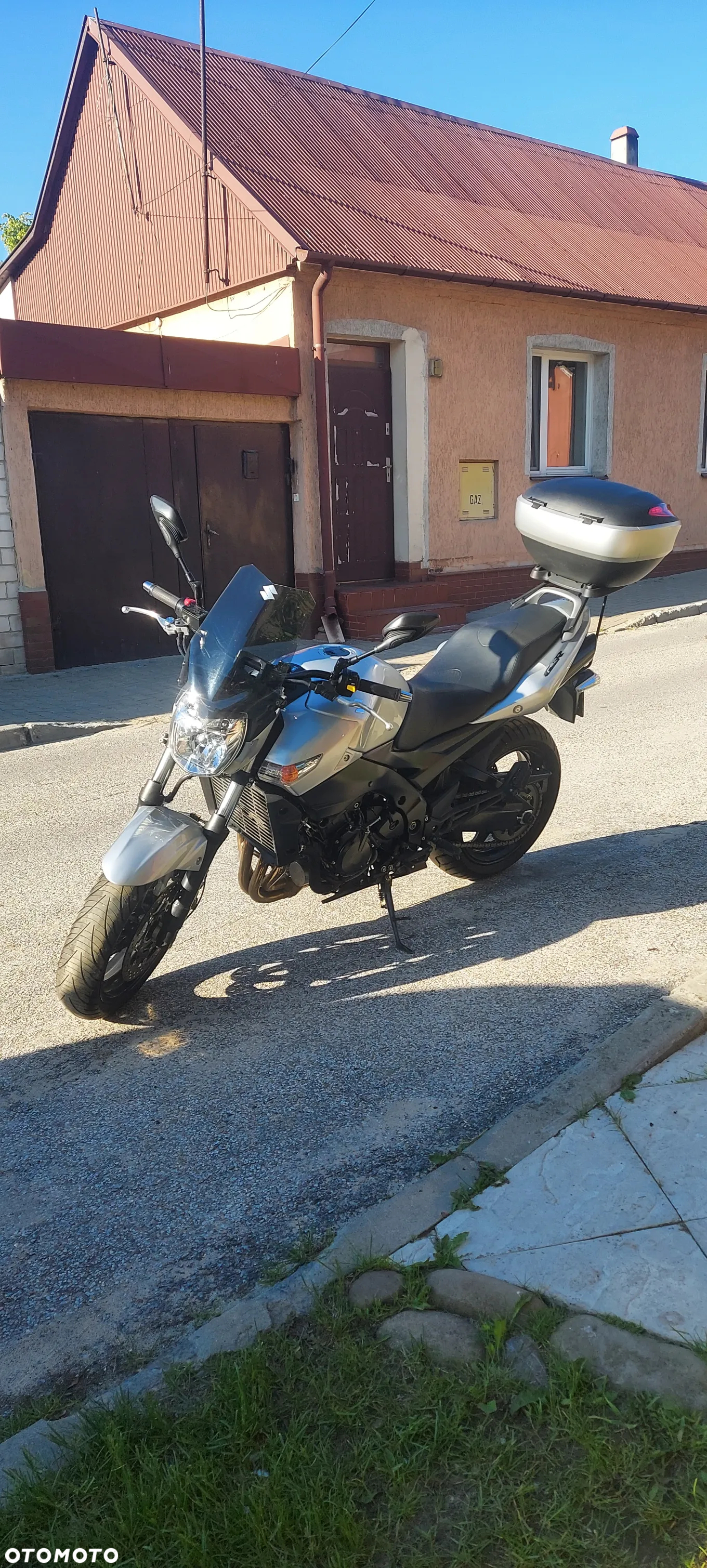 Suzuki GSR - 14