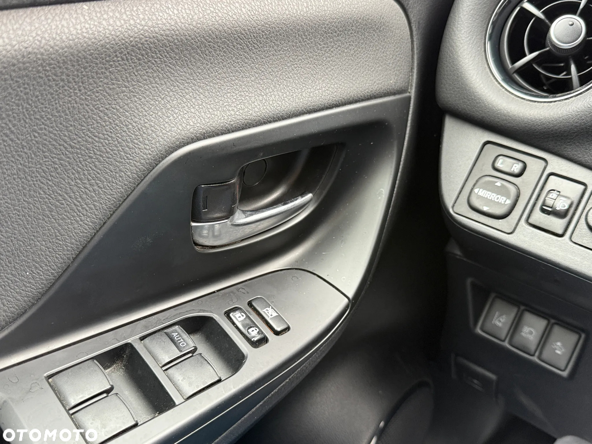 Toyota Yaris Hybrid 100 Selection Passion - 15