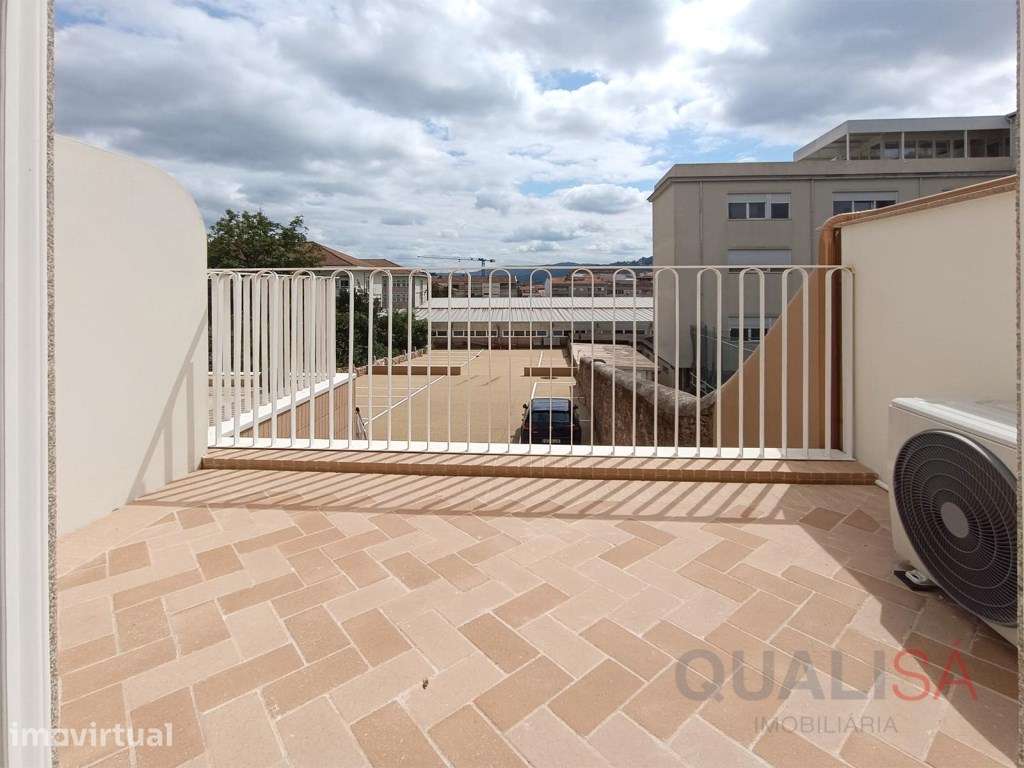 Apartamento T1+1 novo, equipado e mobilado, com varandas e lugar de... - Grande imagem: 2/24