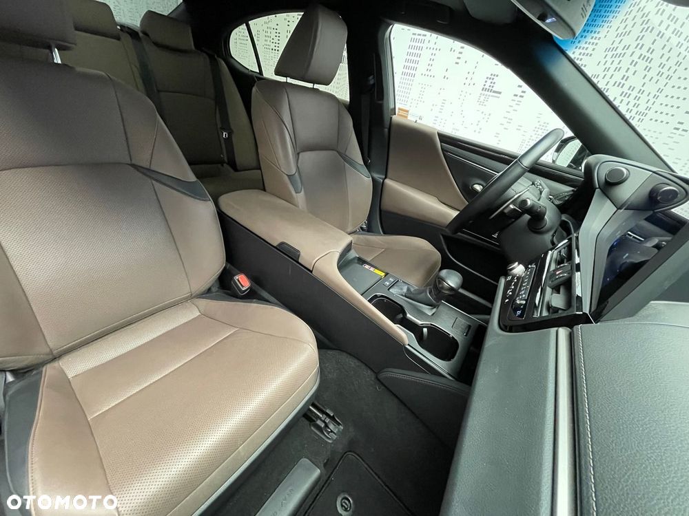 Lexus ES 300h Business Edition - 11