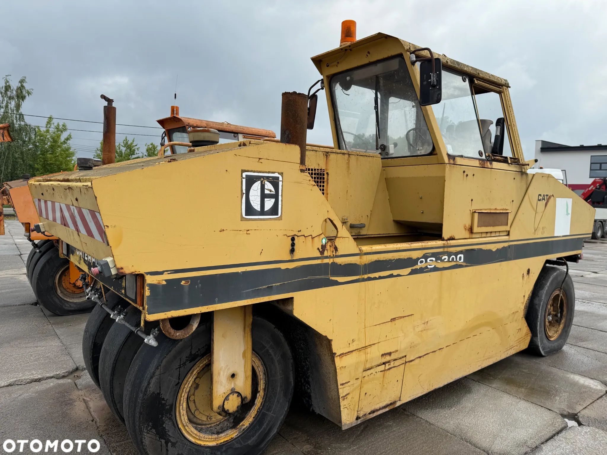Caterpillar PS300 Walec Koła Gumowe - 1