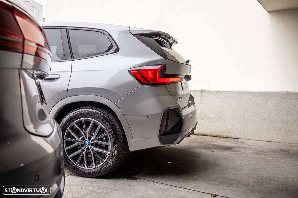BMW iX1 eDrive20 Pack Desportivo M - 12