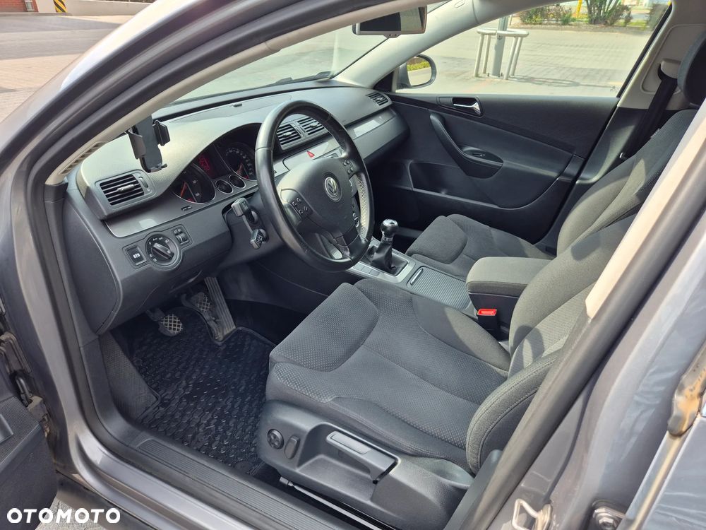 Volkswagen Passat 1.9 TDI DPF BlueMotion - 18