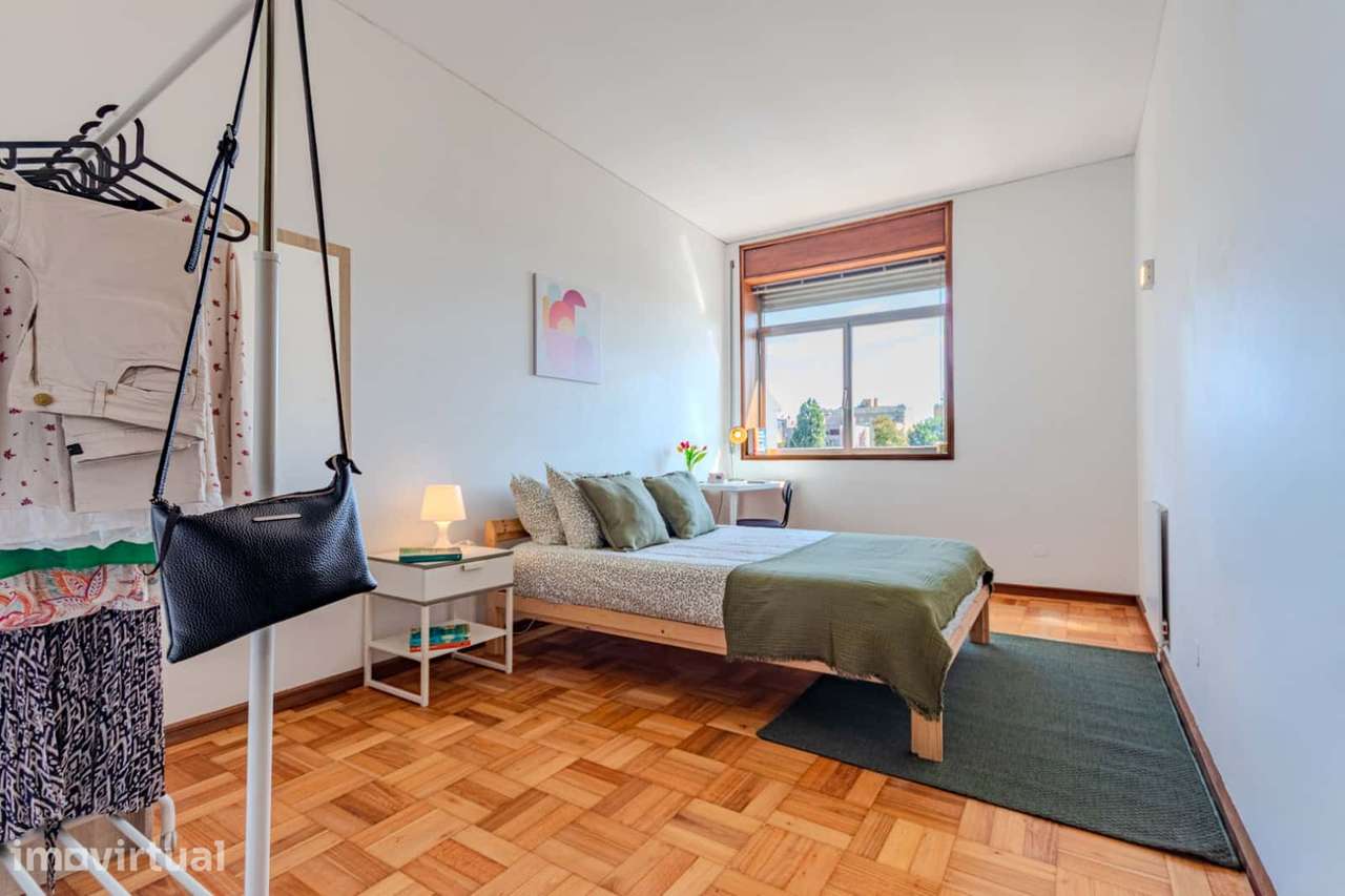 Room in a 7-bedroom apartment in Rua 5 de Outubro, Porto - Room 5 - Grande imagem: 2/28