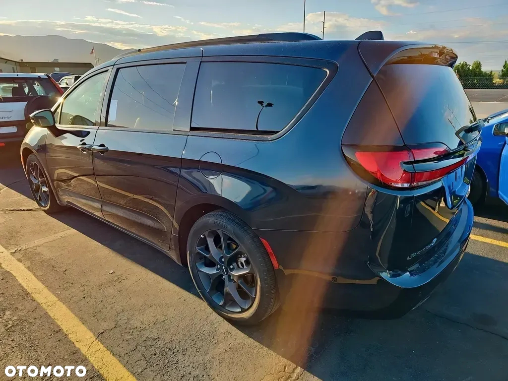 Chrysler Pacifica - 4