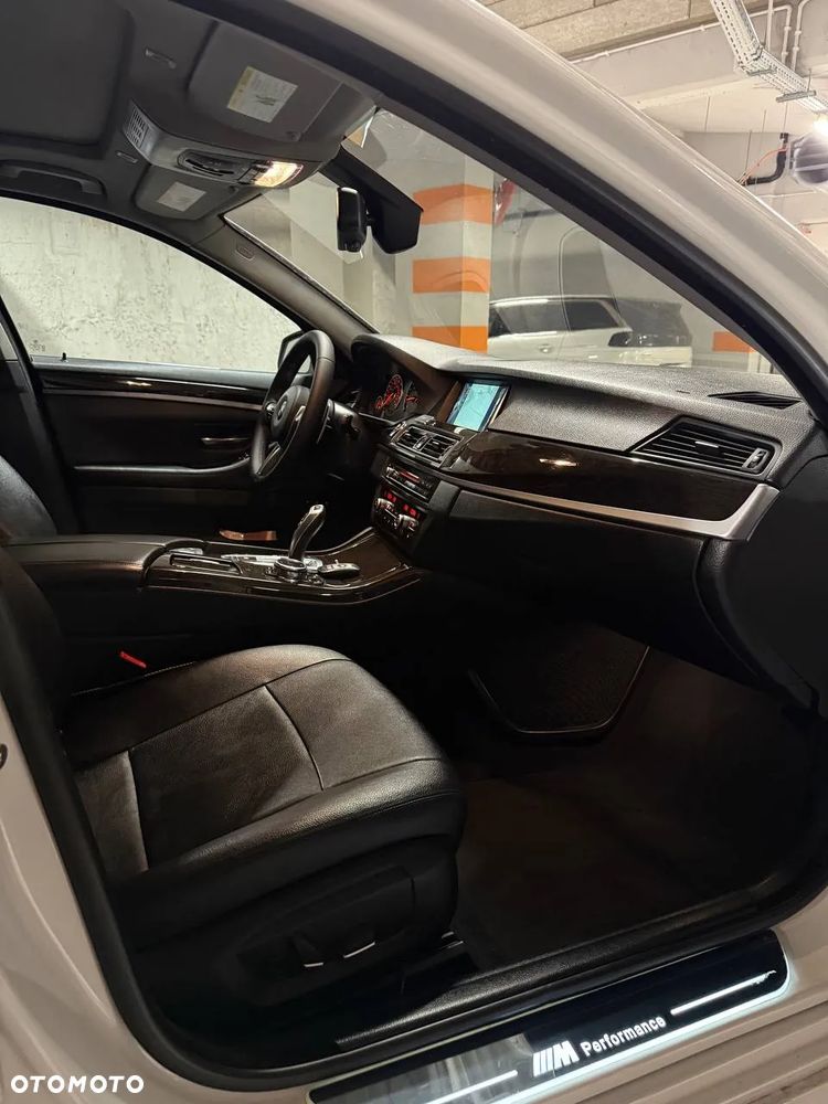 BMW Seria 5 530d xDrive Touring Luxury Line - 11