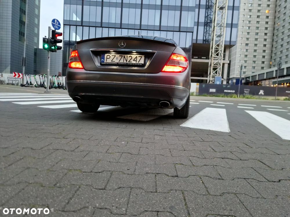 Mercedes-Benz Klasa C 320 CDI 7G-TRONIC Avantgarde DPF Sport Edition - 16