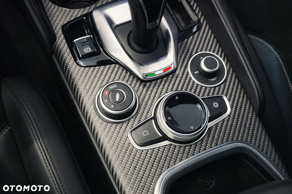 Alfa Romeo Giulia 2.9 Bi Turbo V6 Quadrifoglio - 25