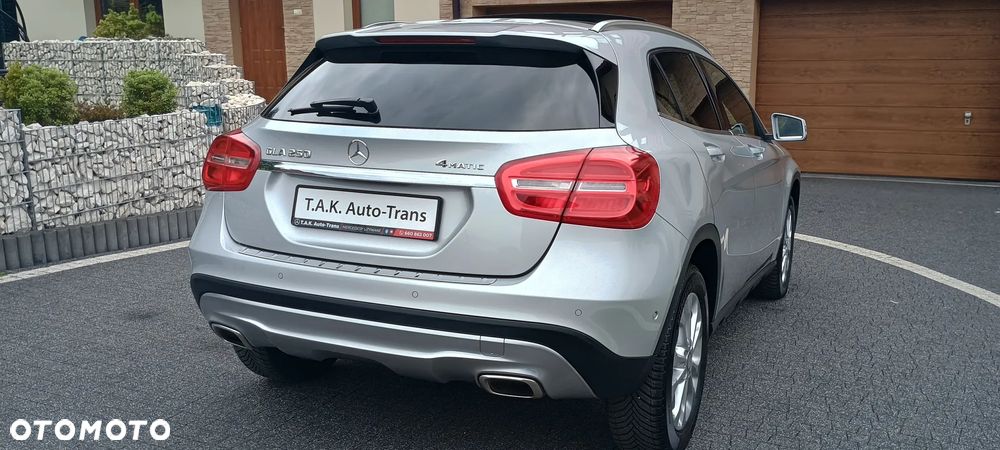 Mercedes-Benz GLA 250 4Matic 7G-DCT - 14
