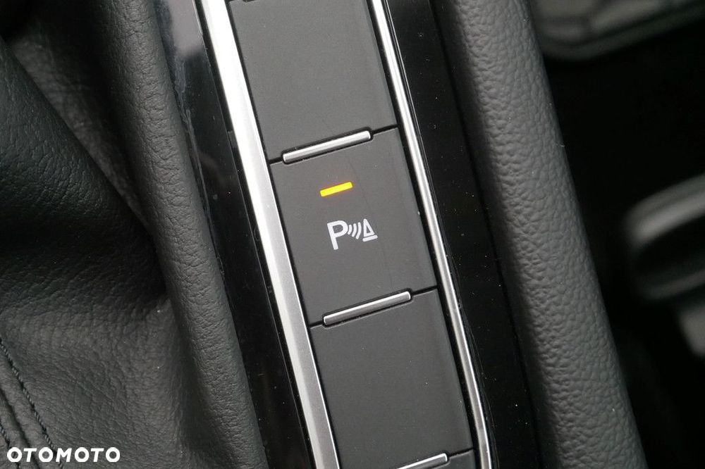 Volkswagen Passat Variant 2.0 TSI Business DSG - 18