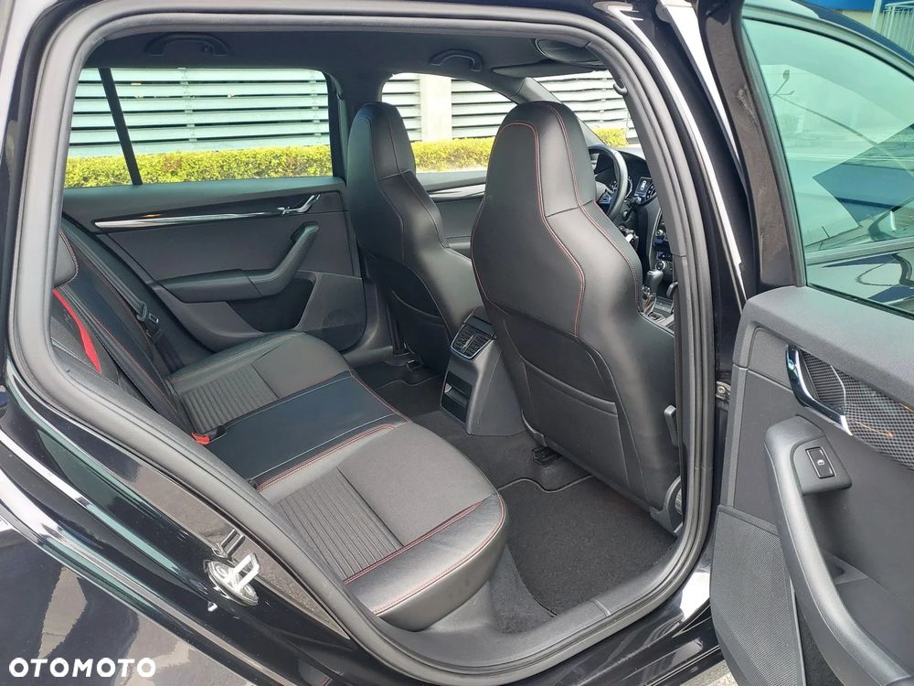 Skoda Octavia 2.0 TDI DSG RS - 22