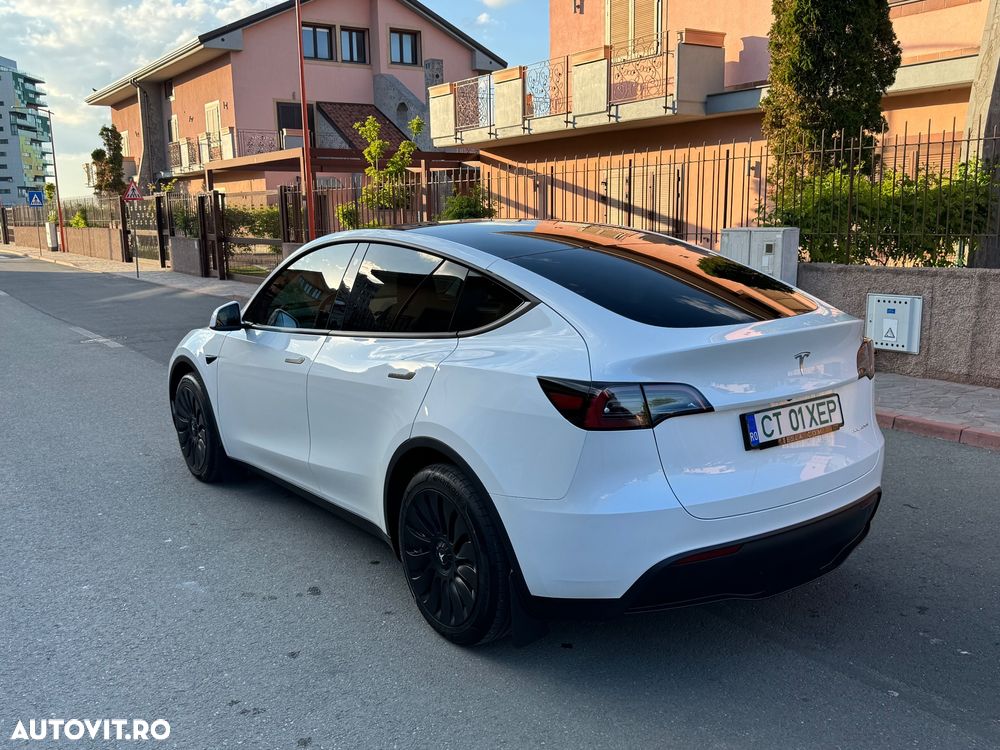 Tesla Model Y - 12
