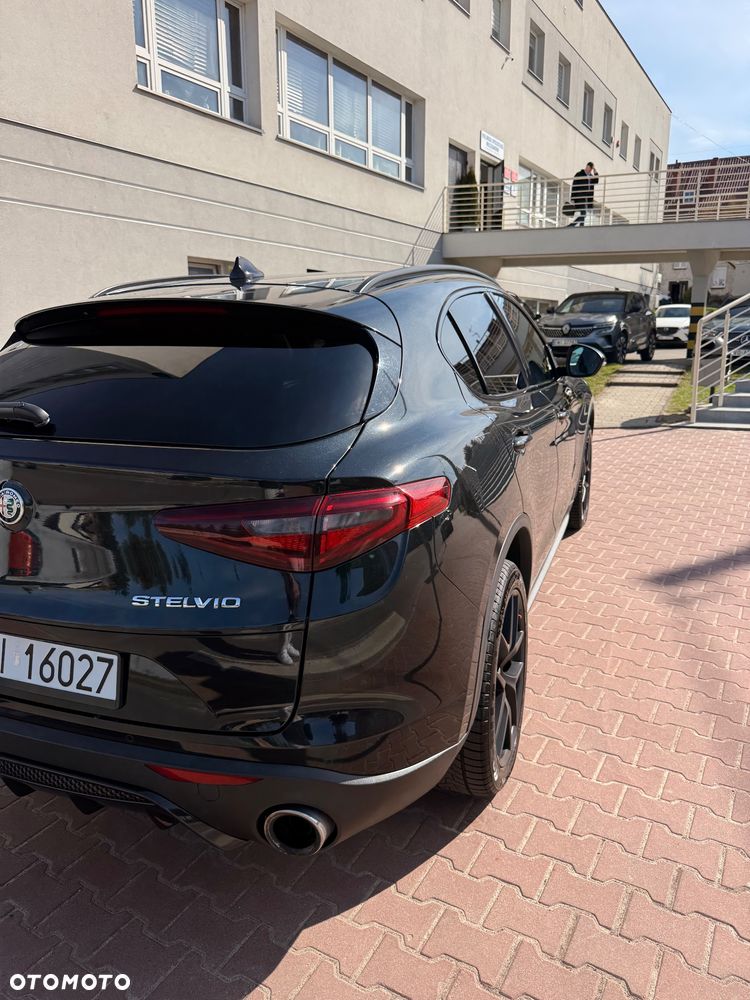 Alfa Romeo Stelvio 2.0 Turbo 16V AT8-Q4 Ti - 6