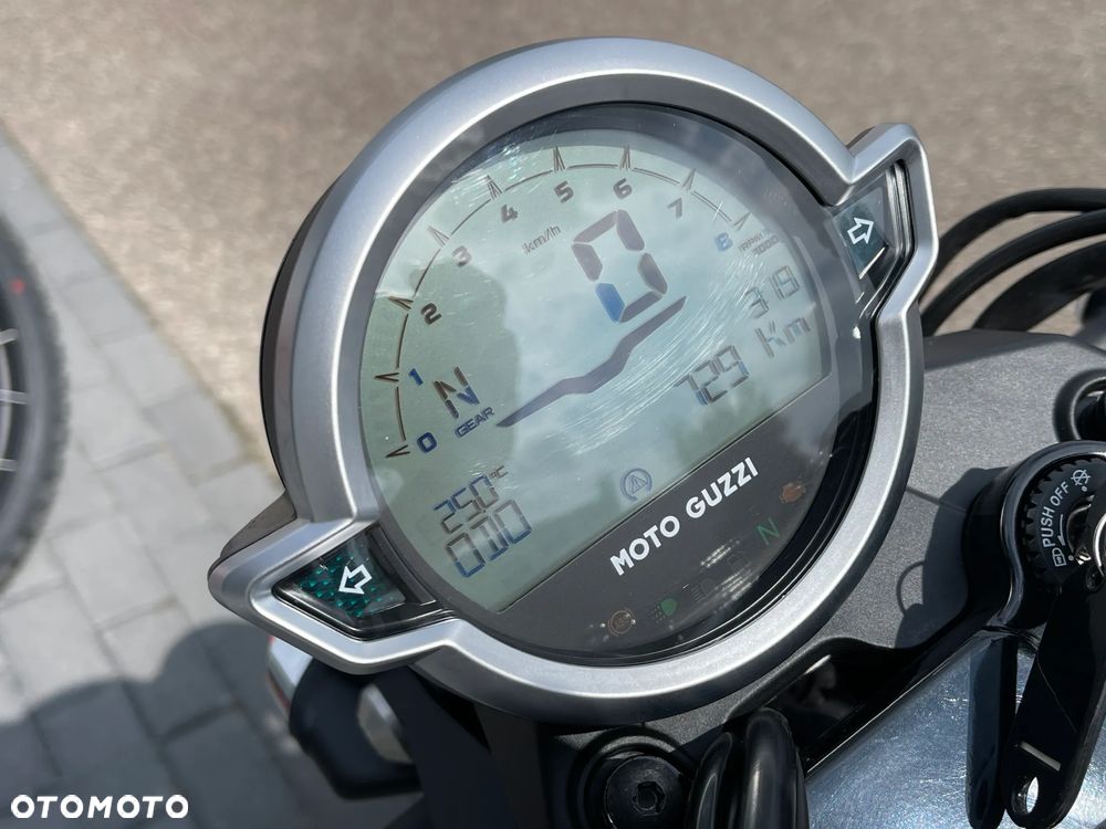 Moto Guzzi V7 - 12