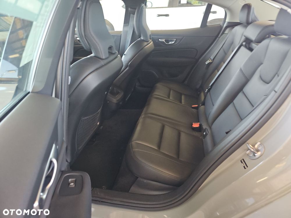 Volvo S60 B5 B AWD Plus Dark - 9