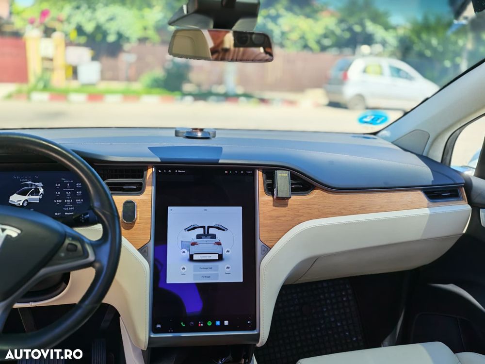 Tesla Model X - 8