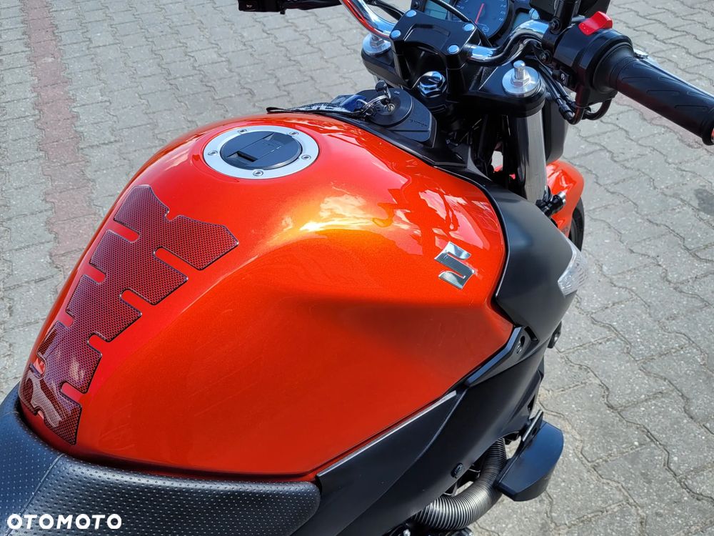 Suzuki GSR - 6