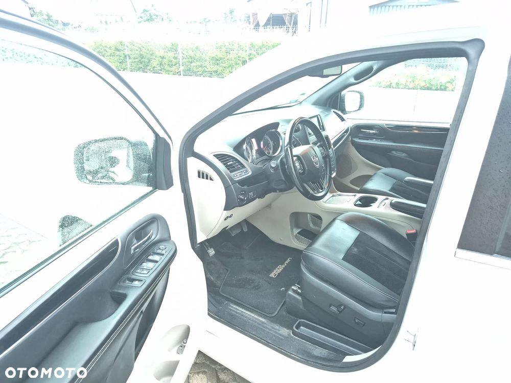 Dodge Grand Caravan - 10