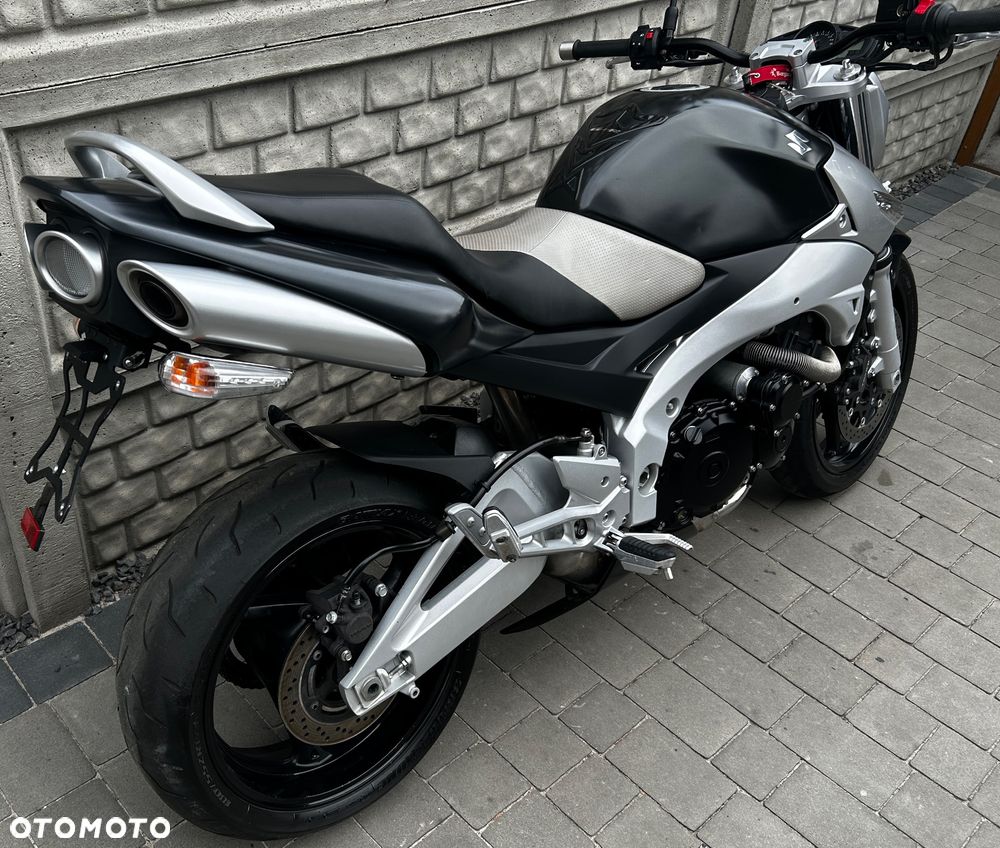 Suzuki GSR - 4