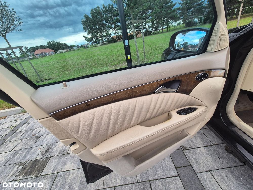 Mercedes-Benz Klasa E 240 4-Matic T Avantgarde - 23