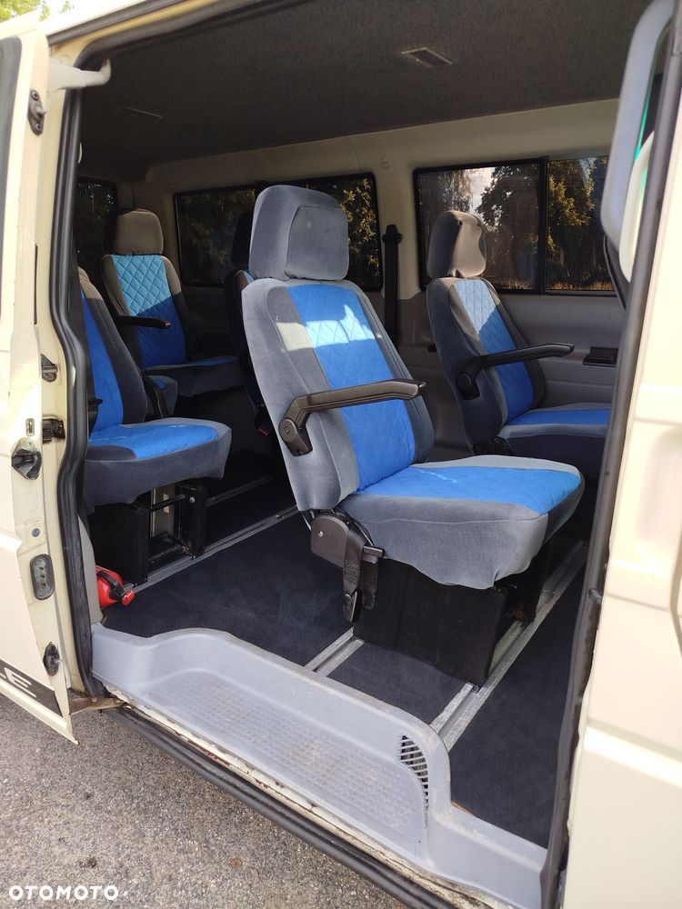 Volkswagen Caravelle - 5
