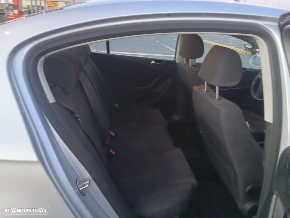 VW Passat 2.0 TDI Trendline BlueMotion - 9
